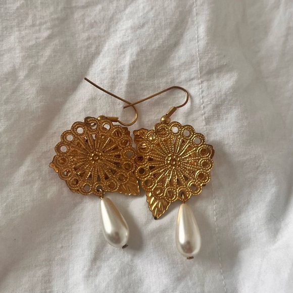 Vintage Floral Pearl Drop Earrings - Picture 2 of 3